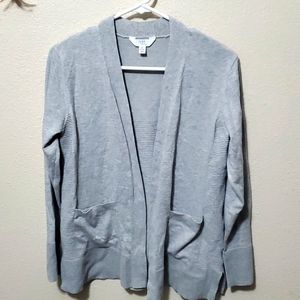 Gray ribbed design cardigan.